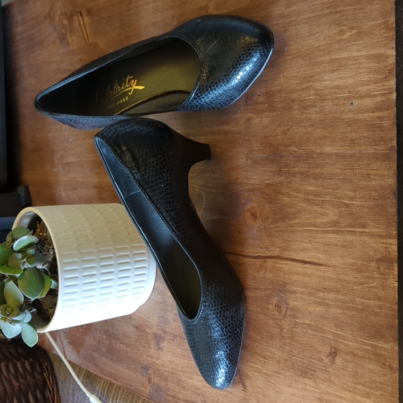 Celebrity Handmade VINTAGE Black Snakeskin Heels Made in Canada - Picture 2 of 6